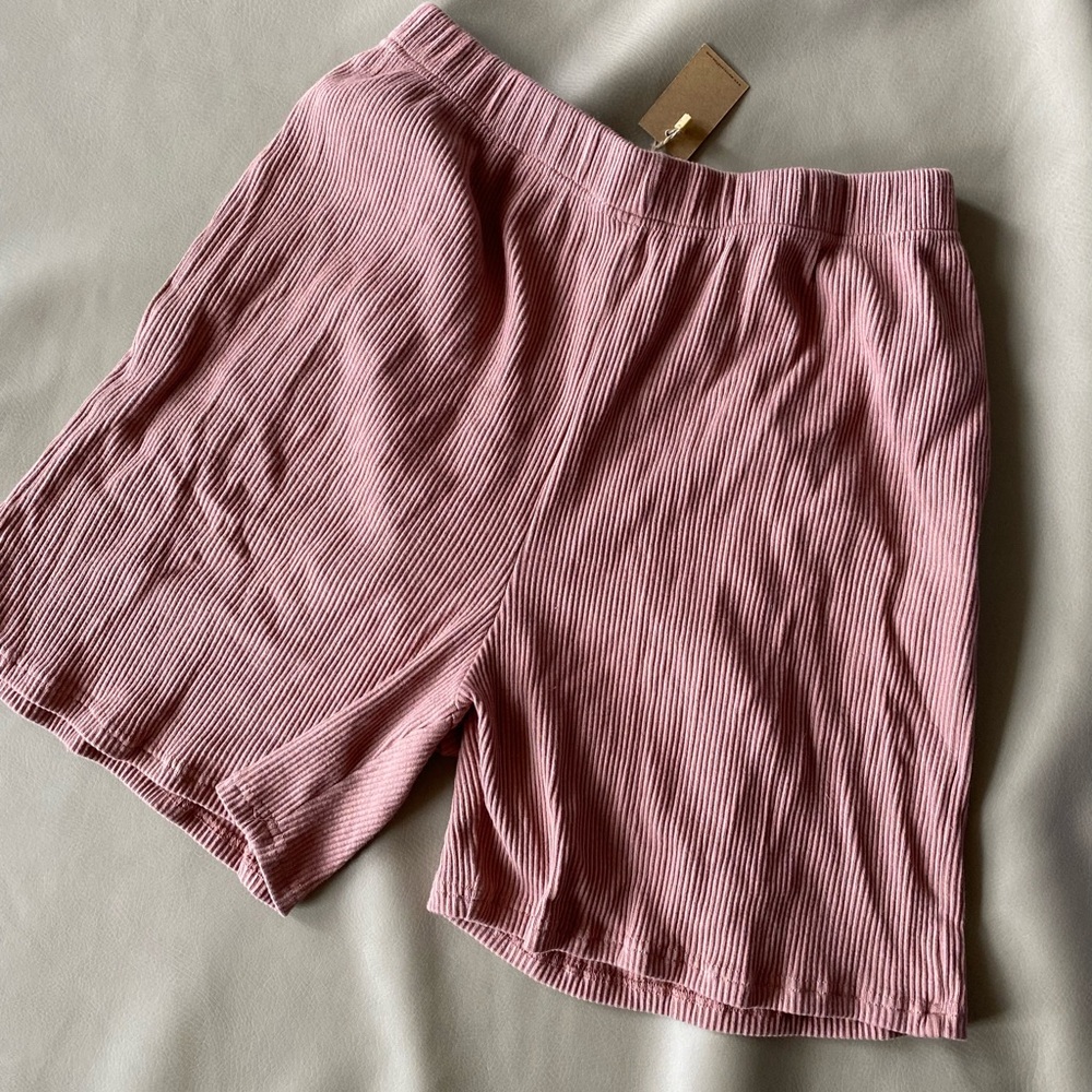 eadaie. Ribbed flowy shorts.